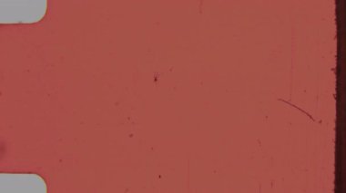 Zengin, kırmızı 8 mm 'lik bir film, özgün tahıl, ince renk değişiklikleri ve küçük çizikler ve toz parçacıkları gibi karakteristik kusurlarla dolu koyu kırmızı bir renge sahiptir.