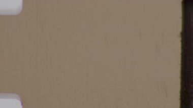 8 mm 'lik kumlu bir film, sarımsı, eskimiş bir dokuya, görünür sol-yan çıkıntılara, dağınık toz, çizikler ve lekeler ile örtülmüş, otantik bir retro estetik yaratıyor.