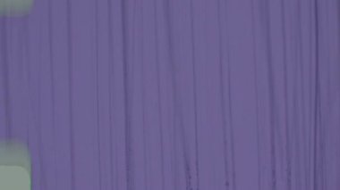 Bu sıkıntılı 8mm film dokusu, çarpıcı bir menekşe renginde yapılmış, film çizikleri ve dağınık toz zerreleri göstergesi olarak çeşitli dikey çizgiler içerir.