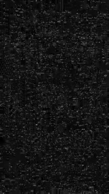 Parazit ve titreşimli ekran ile VHS görüntülerinin bozulması nostaljik bir retro hata etkisi yaratıyor.