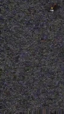 Statik bozulma ve takip çizgileri olan bozuk bir VHS dokusu nostaljik, analog bir video efekti oluşturur