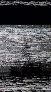 Kırık bir VHS bandı, titreyen statik, görsel bozulma ve arıza efektleri ile oynanıyor.
