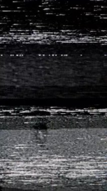 Arızalı VHS oynatıcısı, ağır statik parazit ve ani mavi ekran görüntüsü