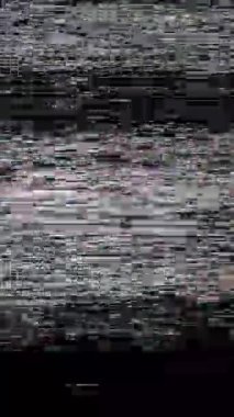Orijinal arıza ve bant hasarı olan klasik bir VHS ekran titreşimleri nostaljik, geçmişe dönük bir görsel efekt yaratır.