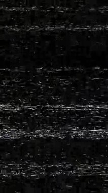 Analog tarzı bir video görüntüsü titreyen statik ve arızalı objeler dinamik, geçmişe dönük çarpıtma etkisi yaratıyor.