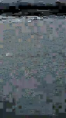 Ağır statik bozulma ve ani mavi ekran hatalarıyla Glitchy VHS oynatıcısı nostaljik ama rahatsız edici bir görsel deneyim yaratıyor.