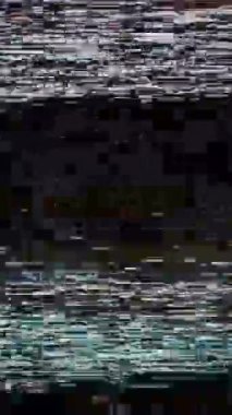 Özgün statik titreşim ve analog sinyal bozma efektlerinin yer aldığı klasik VHS kaset görüntüleri, eski moda video oynatıcılarının nostaljik görüntülerini ve hislerini yakalıyor.