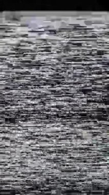 Eski tarz video oynatma hatalarının nostaljik görüntüsünü yakalayan statik aksaklıklar ve titreşen mavi ekran görüntüleriyle birlikte klasik tarz analog VHS bant efekti