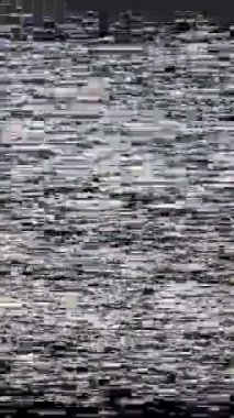 Nostaljik bozuk bir VHS bant efekti. Gürültü titreşimleri, sinyal arızaları ve antika, antika bir titreşim için bozulmuş görseller.