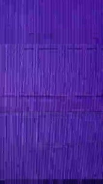 Analog VHS arızaları, statik gürültü ve klasik mavi ekran paraziti içeren retro-esinlenmiş bir video