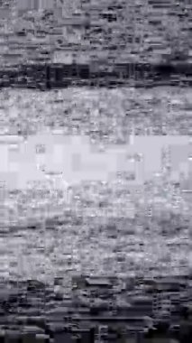 Klasik bir VHS kaset titreyen aksaklıklar, statik patlamalar ve analog çarpıtmalarla, nostaljik bir atmosferi çağrıştırıyor.