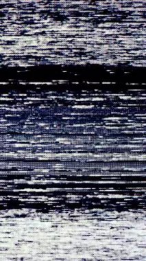 Sabit parazit, titreşimli hatlar ve klasik teyp hatalarını çağrıştıran analog çarpıtma ile retro VHS hata efekti