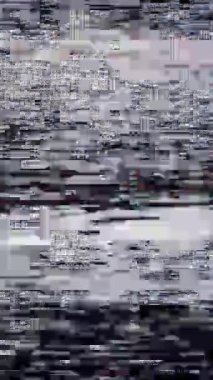 Klasik analog statik çarpıtma ve titreşim efektleri içeren, yatay siyah çizgili mavi bir ekrana geçiş yapan klasik VHS bant arızası