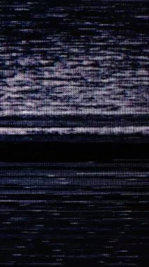 Hızla titreyen statik titreşimli klasik VHS bant arızası mavi ekrana kolayca geçerek nostaljik analog bozulmasını yakalıyor.