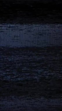 Yanıp sönen görseller ve statik gürültüden oluşan klasik bir VHS kaset oynatma bozulması, mavi ekran ile sona eriyor