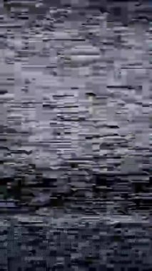 Mavi bir hata ekranına kayan, klasik analog sinyal bozunumunu yakalayan kusursuz bir VHS statik ve arıza geçişi