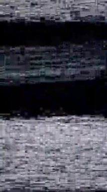 Ağır statik bozulma ile klasik VHS bant arızası, siyah yatay çizgi içeren mavi ekrana sorunsuz geçiş