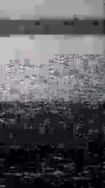 Sinyal gürültüsü, hızlı yatay hat gerginliği ve nostaljik retro efekt için klasik analog çarpıtma içeren klasik bir VHS kaset arızası.