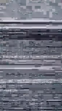 Yanıp sönen hatlar ve mavi ekran ile klasik analog bozulmayı yakalayan klasik bant arızası.