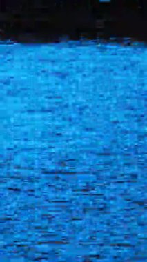 Bozuk bir VHS bant efekti yatay statik çizgileri ve arızalı titreşimli mavi ekran ile klasik analog sinyal parazitini yakalar.