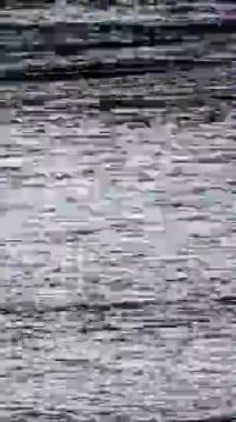 Döngülü eski VHS bozunumu, taneli dokusu ve hızlı titreşen çizgileri, eski model arıza efektleri ve nostaljik görsel efektleri var.