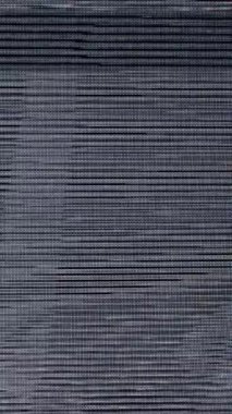 Ağır statik ve yoğun sinyal bozma efektleri içeren klasik bant arızası analog VHS oynatıcısının ham, nostaljik arızasını yakalıyor.