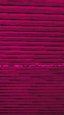 Sabit çizgilerle yanıp sönen pembe bir ekran klasik bir VHS bandı boyunca bozulur ve nostaljik bir analog çarpıtma etkisi yaratır.