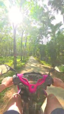 Neşeli bir FPV scooter, güneşli bir orman yolunda, doğanın huzur veren güzelliğiyle harmanlanan bir hız.