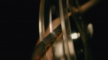 El yapımı klasik bir film projektörünün yakın plan çekiminde dönen makarada sorunsuzca çalışan klasik analog film teknolojisi iş başındayken sergileniyor.