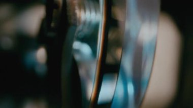 Bir film şeridinin makro yakın çekimi, eski bir film projektöründe metal bir çıkıntının üzerinden sorunsuzca geçiyor, aksiyon sırasında klasik sinematik mekanikler sergiliyor.
