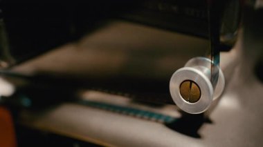 Retro film projektör mekanizmasının yakın plan görüntüsü döner bilye ve yumuşak hareketli film şeridi