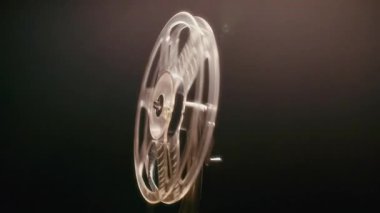 8 mm 'lik filmi çalışan bir el kolu olan antika bir film projektörü.