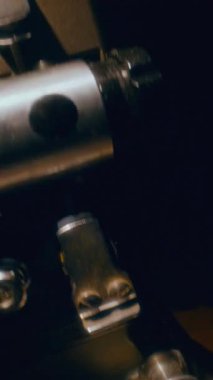 Klasik bir film makarası klasik bir film projektörünün üzerinde düzgün döner. Huysuz, düşük bir arkaplan üzerine kurulur ve nostaljik bir atmosfer yaratır.