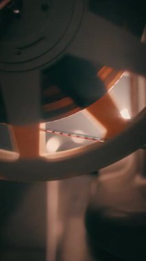 İşlem sırasında makaranın düzgün bir şekilde döndüğünü gösteren klasik bir film projektör mekanizmasının yakın plan görüntüsü