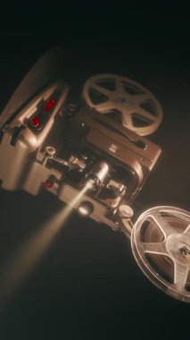 Klasik bir Bolex M8 film projektörünün dönüşümlü çekimi, film başlıklarını ve makaraları düzgün bir hareketle gösterir