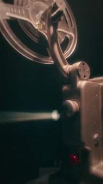 Retro Bolex M8 film projektörünün ark görüntüsü, lensten yansıyan parıldayan ışık demetini gösterir
