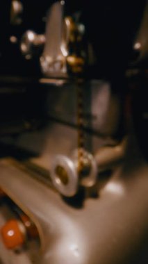 Eski bir film projektöründen uzaklaşarak yavaş yavaş yumuşak bir bulanıklığa dönüşüyor. Nostaljik, rüya gibi bir etki yaratmak için.