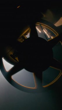 Klasik şekil ve hareketini vurgulamak için dönen makaralı klasik bir film projektörü silüetinin dönen sinemasal görüntüsü.