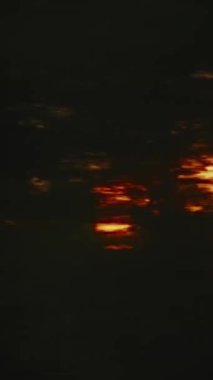 Yumuşak, bulanık ağaç siluetleri güzel çerçevelenmiş sıcak, parıldayan bir gündoğumu ile, huzurlu ve atmosferik bir sabah ormanı sahnesi yaratıyor.