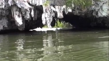 Phuket 'te bir nehir boyunca sakin bir tekne yolculuğu nostaljik VHS tonlarında çekilir. Kamera yumuşak gün ışığıyla aydınlatılan sarkık sarkıtlarla nefes kesen kireç taşı mağarasında süzülür.