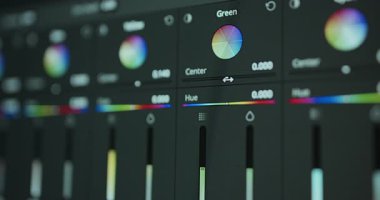 Bir video düzenleme arayüzünde profesyonel renk tekerleklerinin yakın plan çekimleri, canlı renk derecelendirme ayarlarını sinematik post-prodüksiyon iş akışında sergiliyor