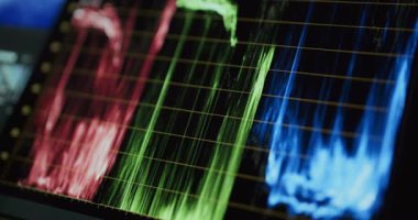 Profesyonel bir renk derecelendirme yazılım arayüzünde gösterilen RGB dalga formu grafiğinin yakın plan görüntüsü, film ve video post-prodüksiyonunda kullanılan kesin renk düzeltme araçlarını gösterir