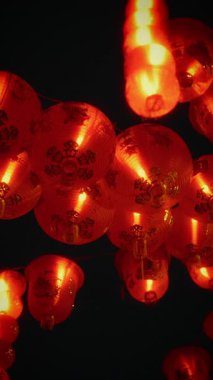 Çin Mahallesi geceleri şenlikli kırmızı kağıt fenerlerle aydınlatılarak canlı ve geleneksel bir kültürel atmosfer yaratılıyor.