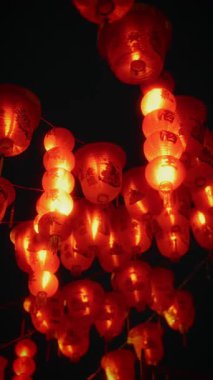 Çin Mahallesi sokağı geceleri parlayan kırmızı fenerlerle aydınlanıyor, canlı ve şenlikli bir atmosfer yaratıyor.