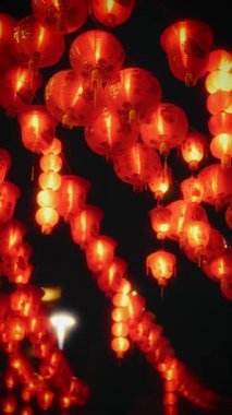 Parlayan kırmızı fenerler Çin Mahallesi 'nde asılı, karanlık gece gökyüzüne karşı sokakları aydınlatıyor canlı bir kültürel gösteriyle.