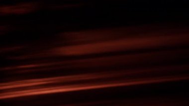 Parlak alev çizgileri karanlık bir arkaplan boyunca yatay olarak akar, pürüzsüz ve dinamik bir ateşli hareket efekti yaratır