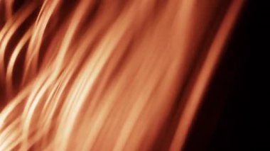 Canlı ateş benzeri çizgiler koyu bir arkaplanda zarifçe akıyor, dinamik ve büyüleyici soyut bir görsel yapı yaratıyor.