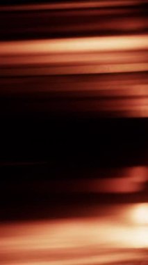 Parlak turuncu çizgiler koyu bir arkaplanda pürüzsüzce akıyor, parlak ve enerjik bir görsel etki yaratıyor.