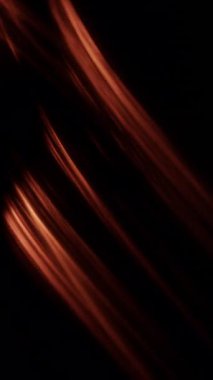 Parlak çapraz ışık şeritleri, dinamik bir şekilde siyah arkaplan üzerinde, canlı ve enerjik bir görsel efekt oluşturur.