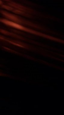 Parlayan ateş hatlarının büyüleyici görüntüsü üst kenar boyunca titreşiyor, karanlık bir zemin üzerine sıcak bir ışık saçıyor.